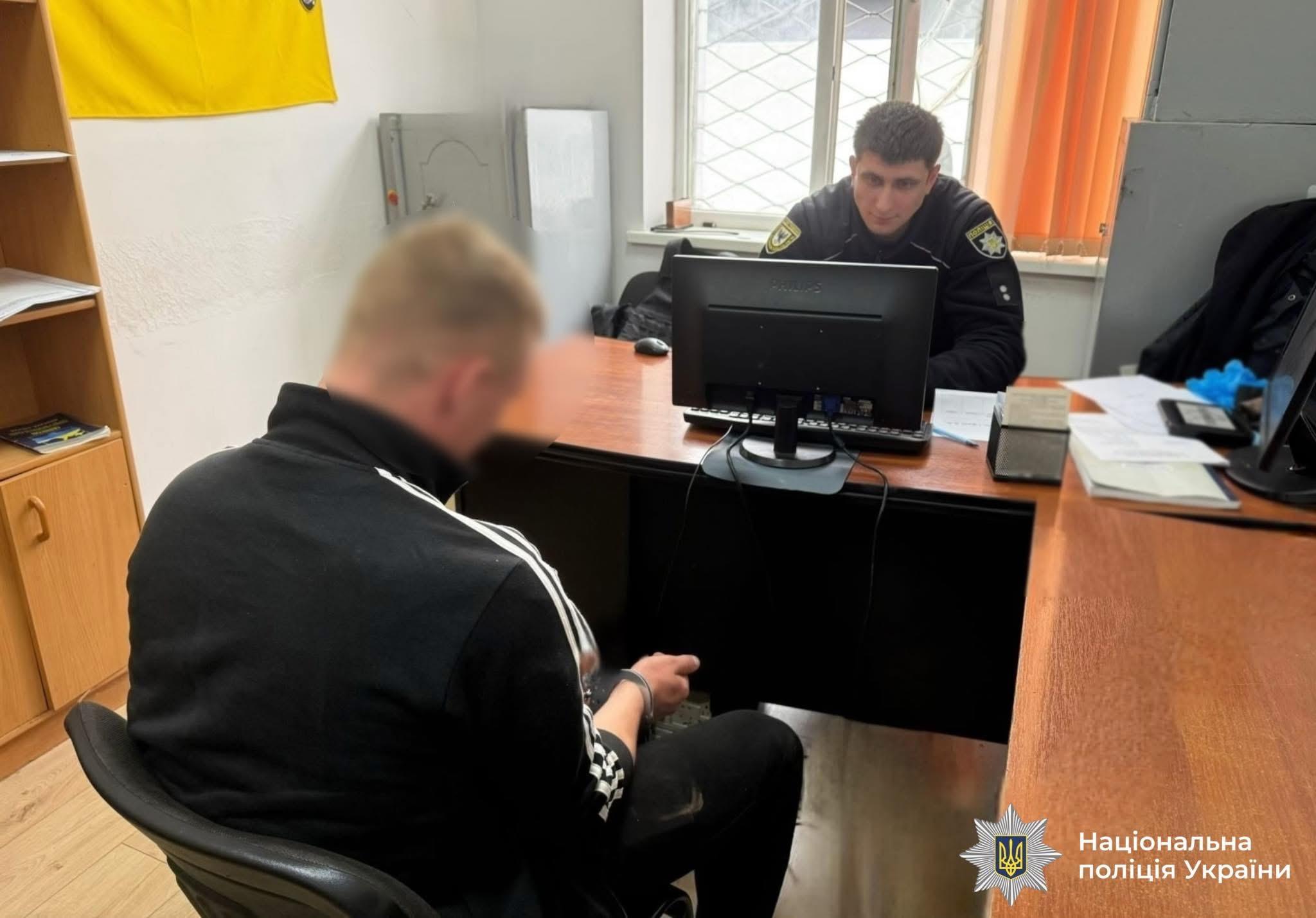 Кидав каміння у поліцейську автівку: у Франківську затримали хулігана