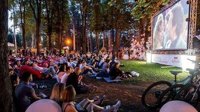 У Франківську стартує сезон літніх кінопоказів на сцені в парку Шевченка (афіша)