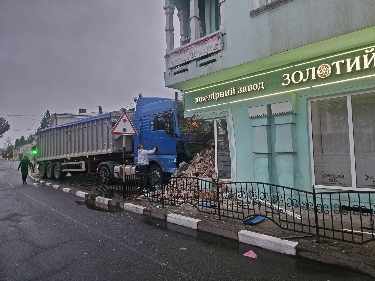 У Снятині вантажівка врізалася в історичну споруду