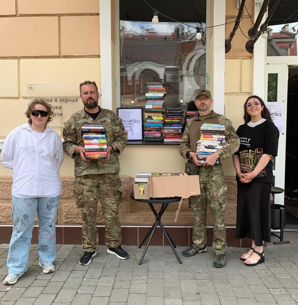 У Франківську збирають книги для артилерійської бригади «Грегіт»