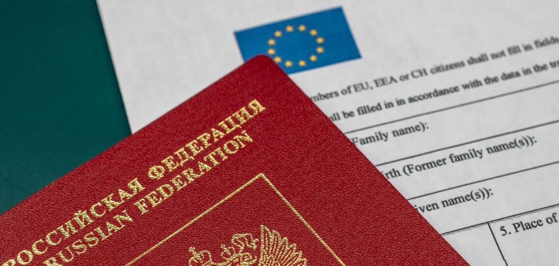 Дев'ять країн ЄС закликали посилити візові обмеження для громадян росії