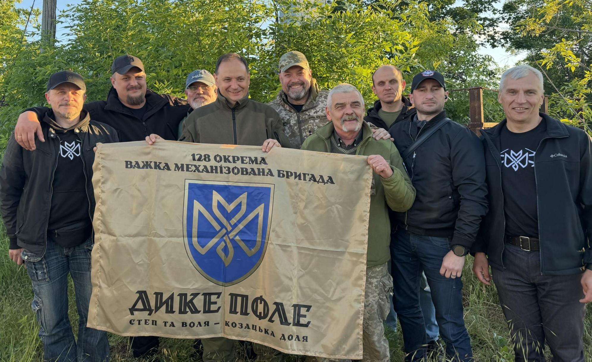 Франківці доставили на фронт пікап і сотні дронів