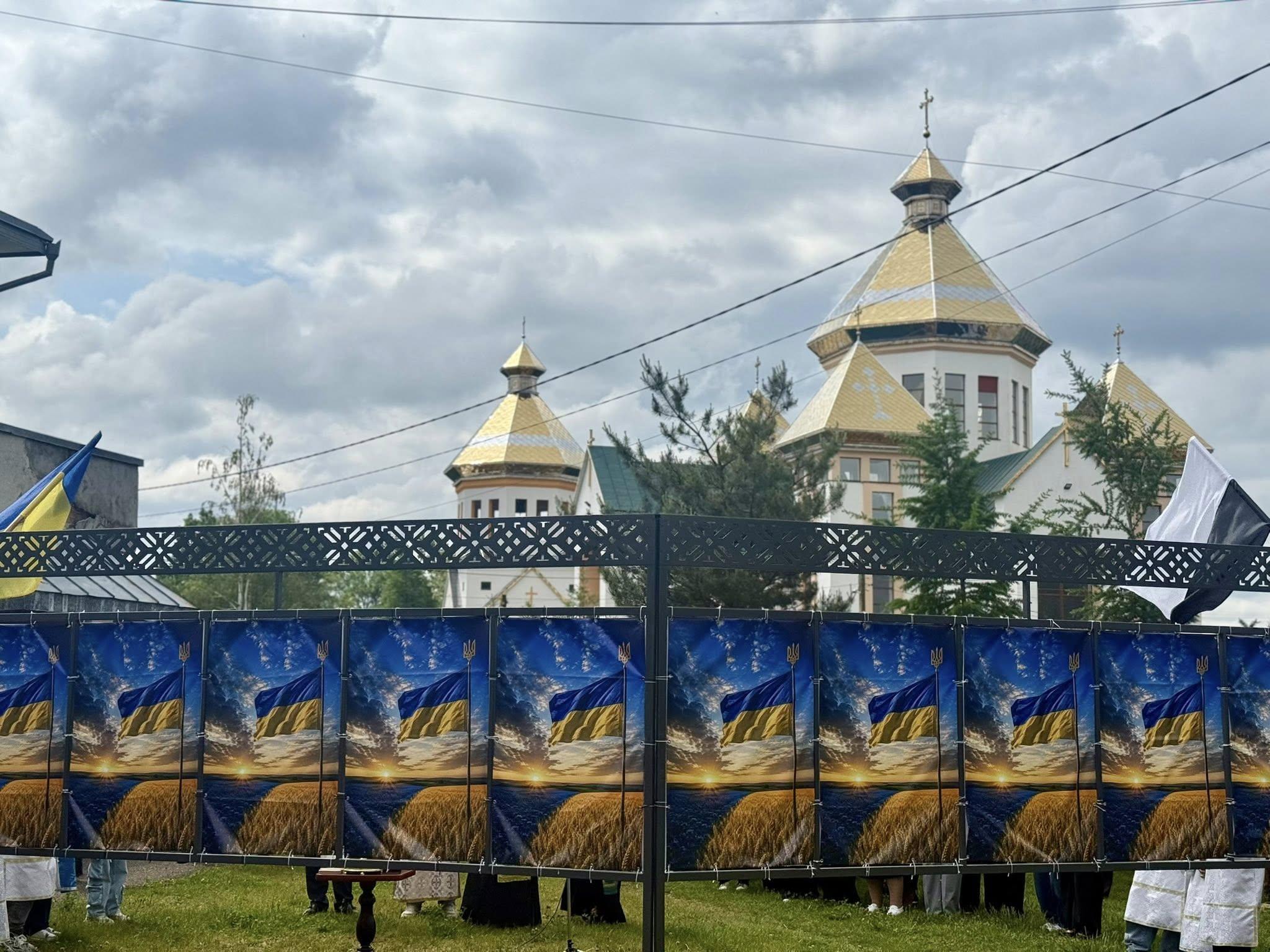 На Калущині відкрили Алею віри та надії з портретами полонених і зниклих безвісти захисників