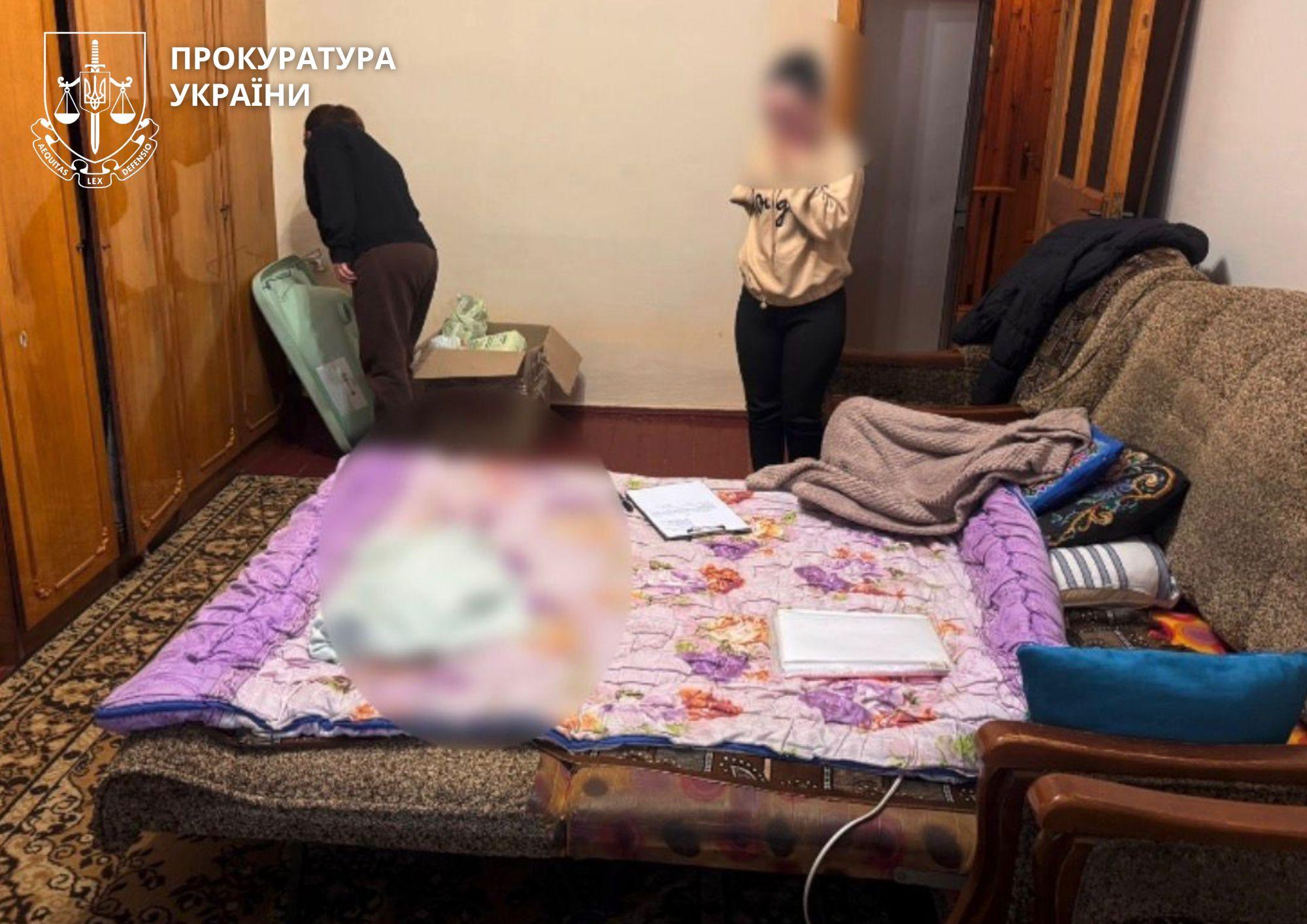 На Прикарпатті 18-річна матір до смерті побила своє немовля