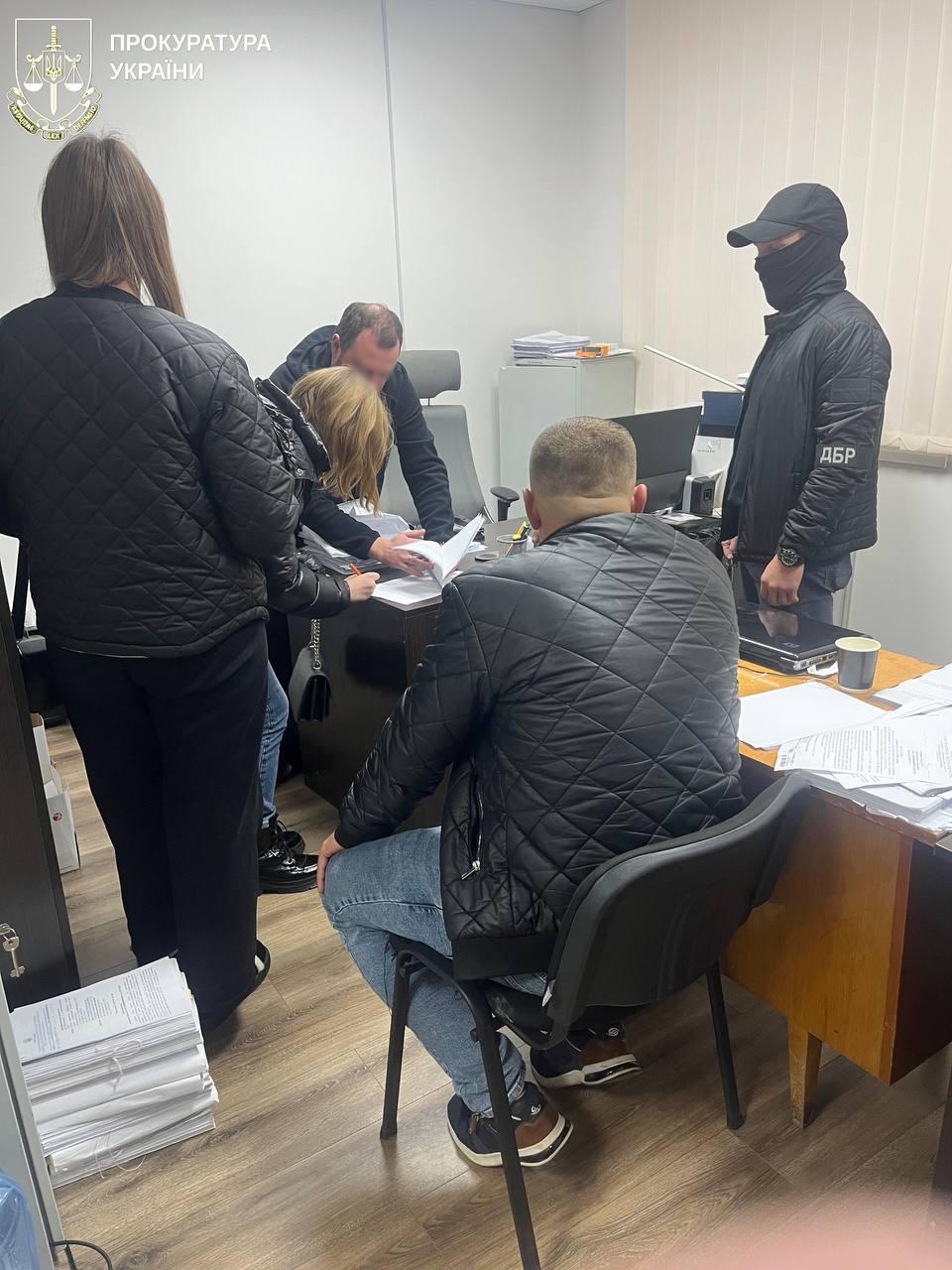 Хабарі від іноземців та підробка документів: на Прикарпатті судитимуть посадовців міграційної служби