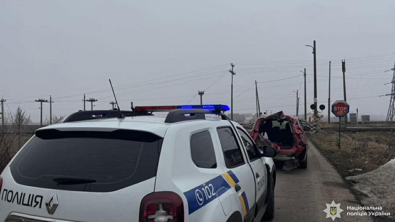 На переїзді поблизу Франківська автомобіль зіткнувся з поїздом