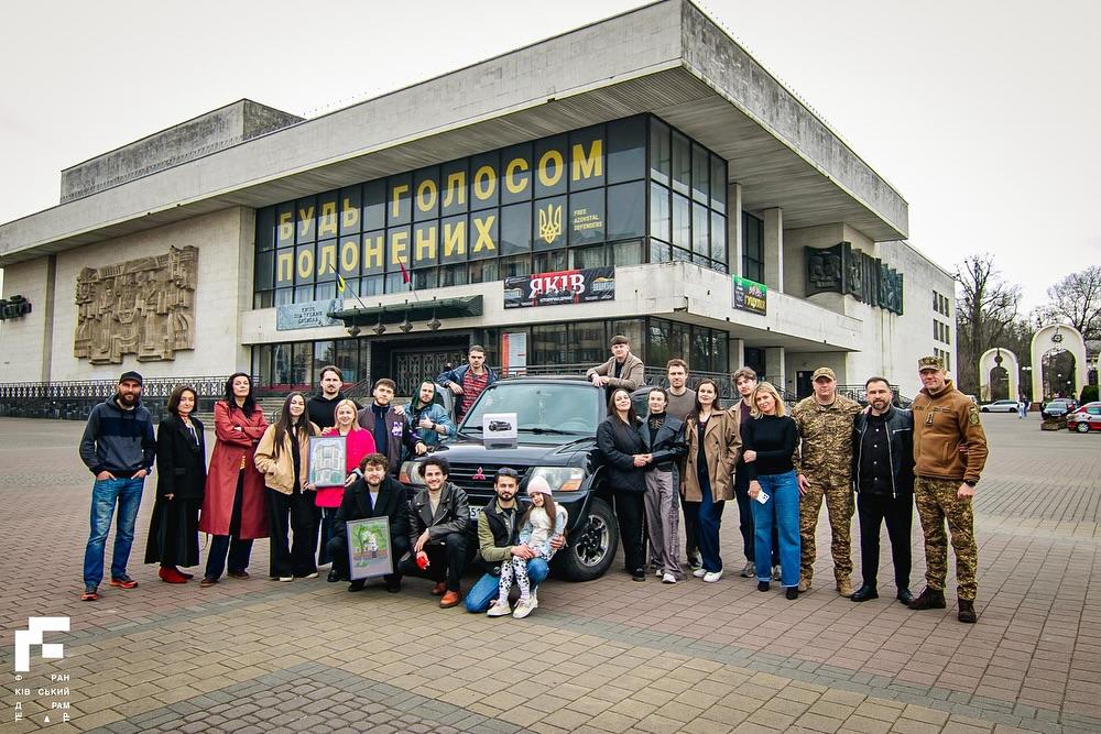 Франківський драмтеатр для потреб військових передав авто та дрон