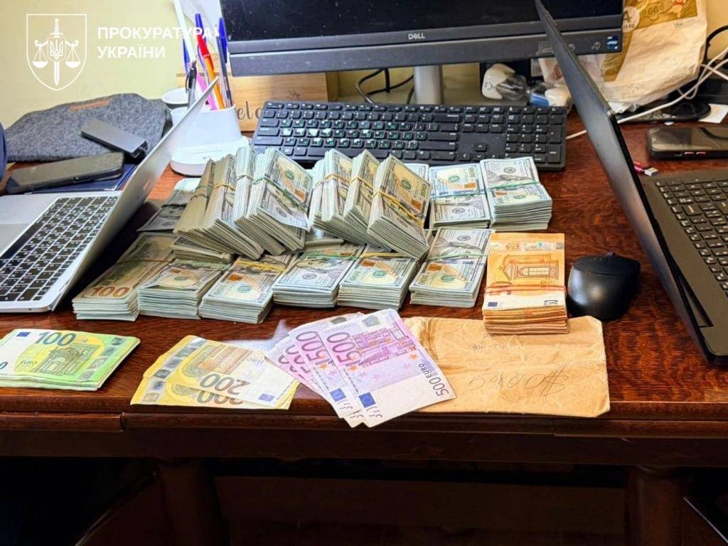 Суд взяв під варту п’ятьох підозрюваних у справі про корупційне прикриття мережі «порноофісів»
