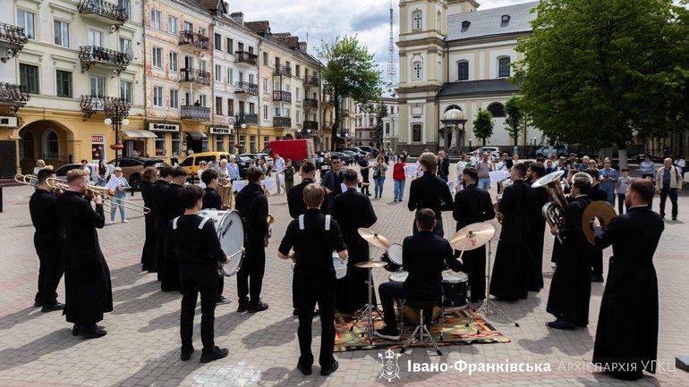 «Вгору серця»: у Франківську об’єдналися навколо віри, мистецтва та підтримки