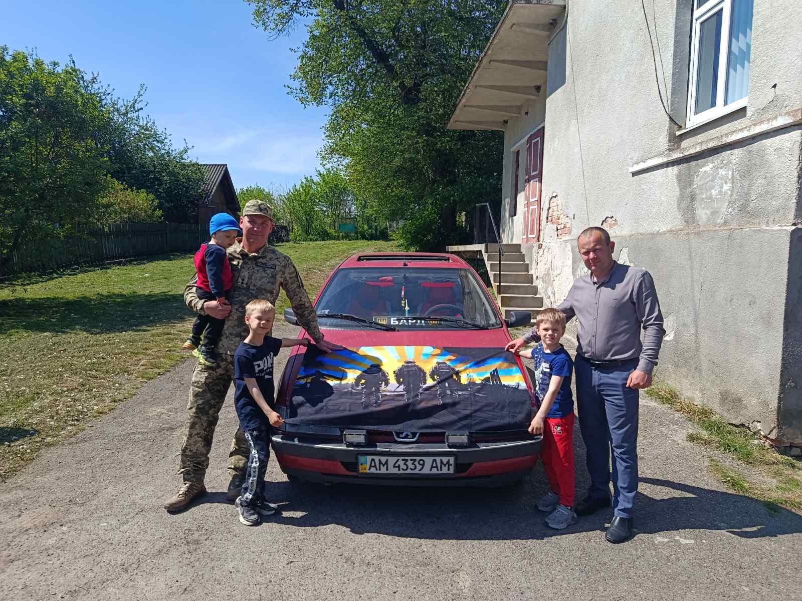 На Прикарпатті два братики зібрали гроші на авто для війська.