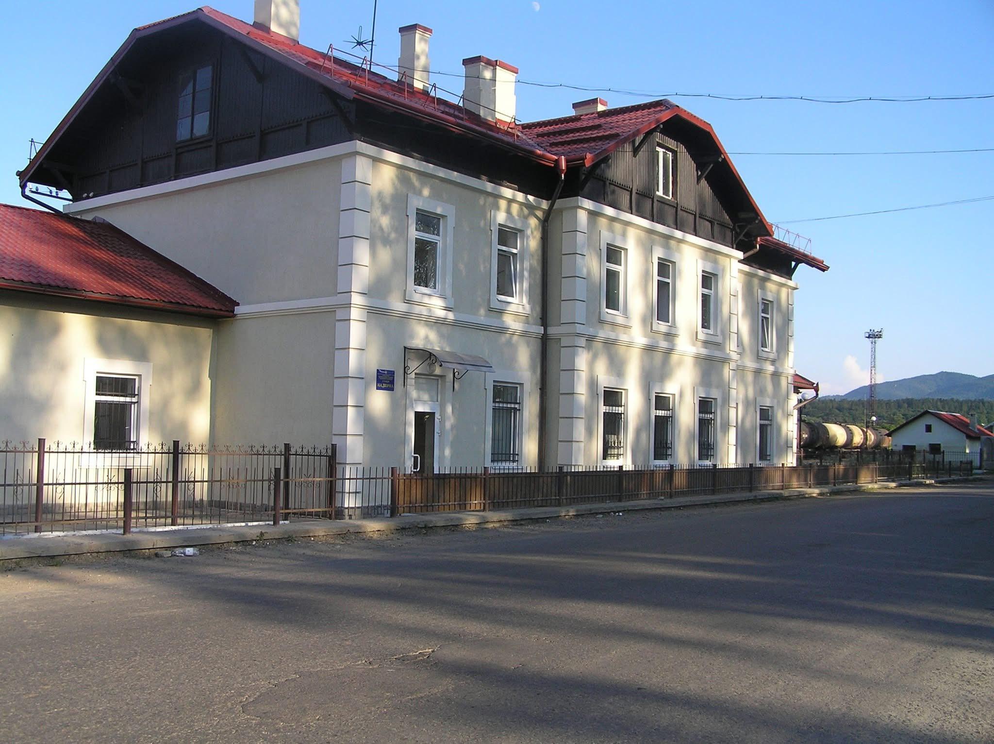 У Надвірній зупинятимуться більше потягів