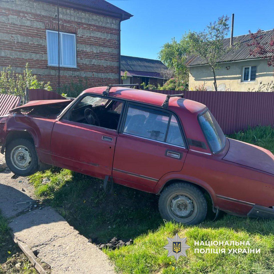 На Івано-Франківщині п'яний водій врізався в огорожу: 17-річний пасажир у лікарні