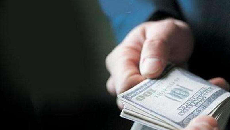 У Франківську жінка намагалася відкупити арештоване авто батька за 100 доларів