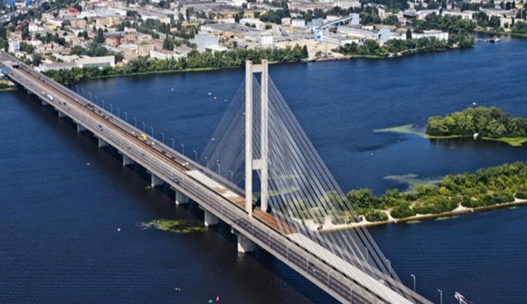 У Києві після атаки РФ перекрили Південний міст, на мостах Патона та Метро обмежили рух