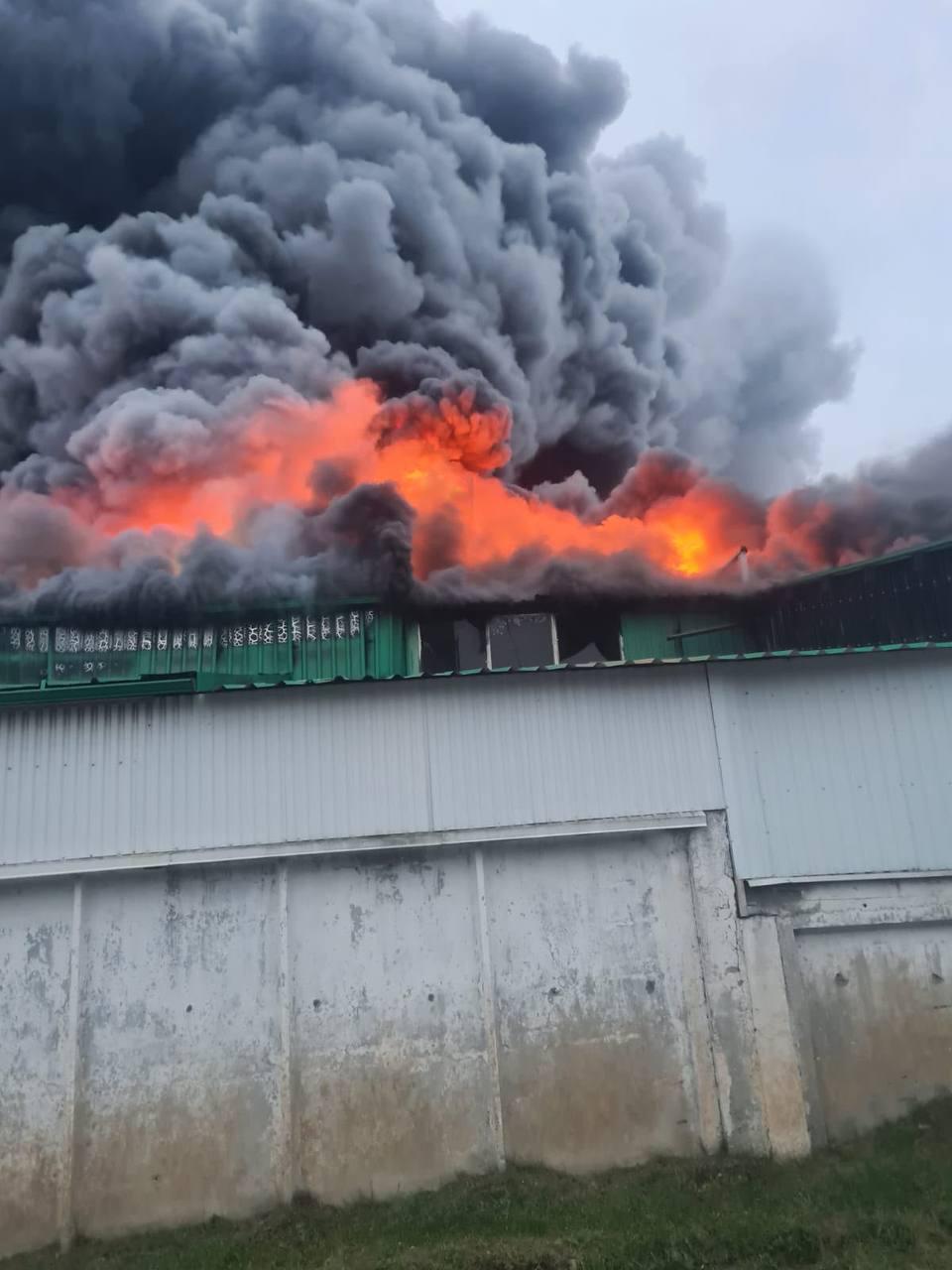 Росіяни влучили у промпідприємство на Волині: вирує сильна пожежа