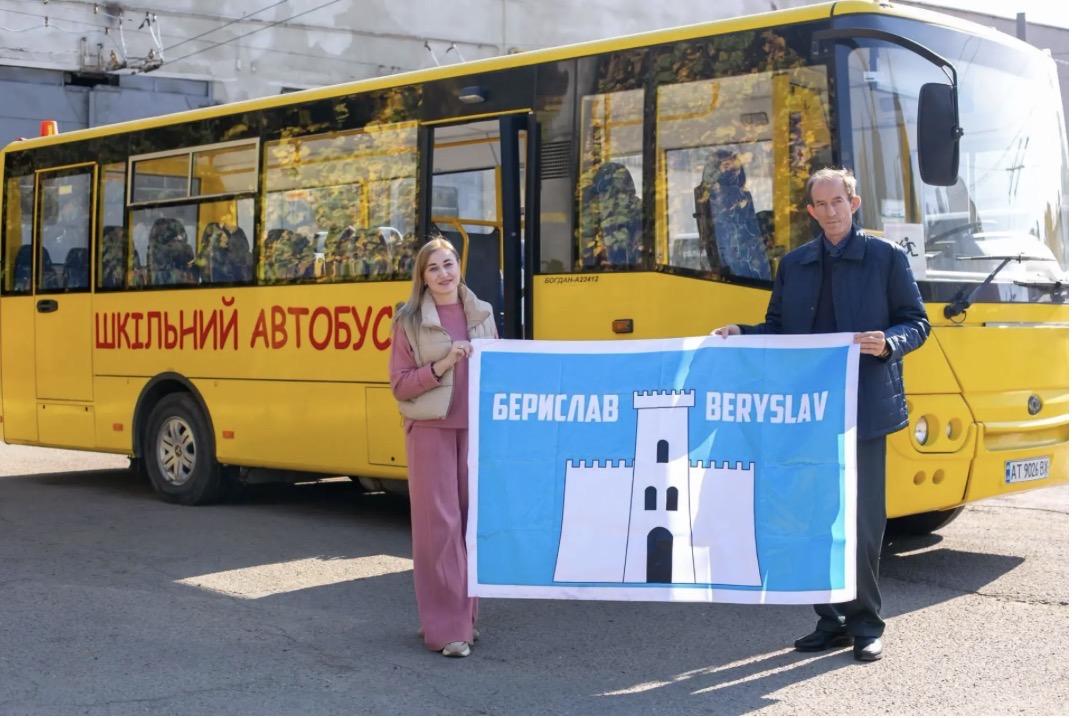 Шкільний автобус для дітей із прифронтової Херсонщини передала Франківська громада