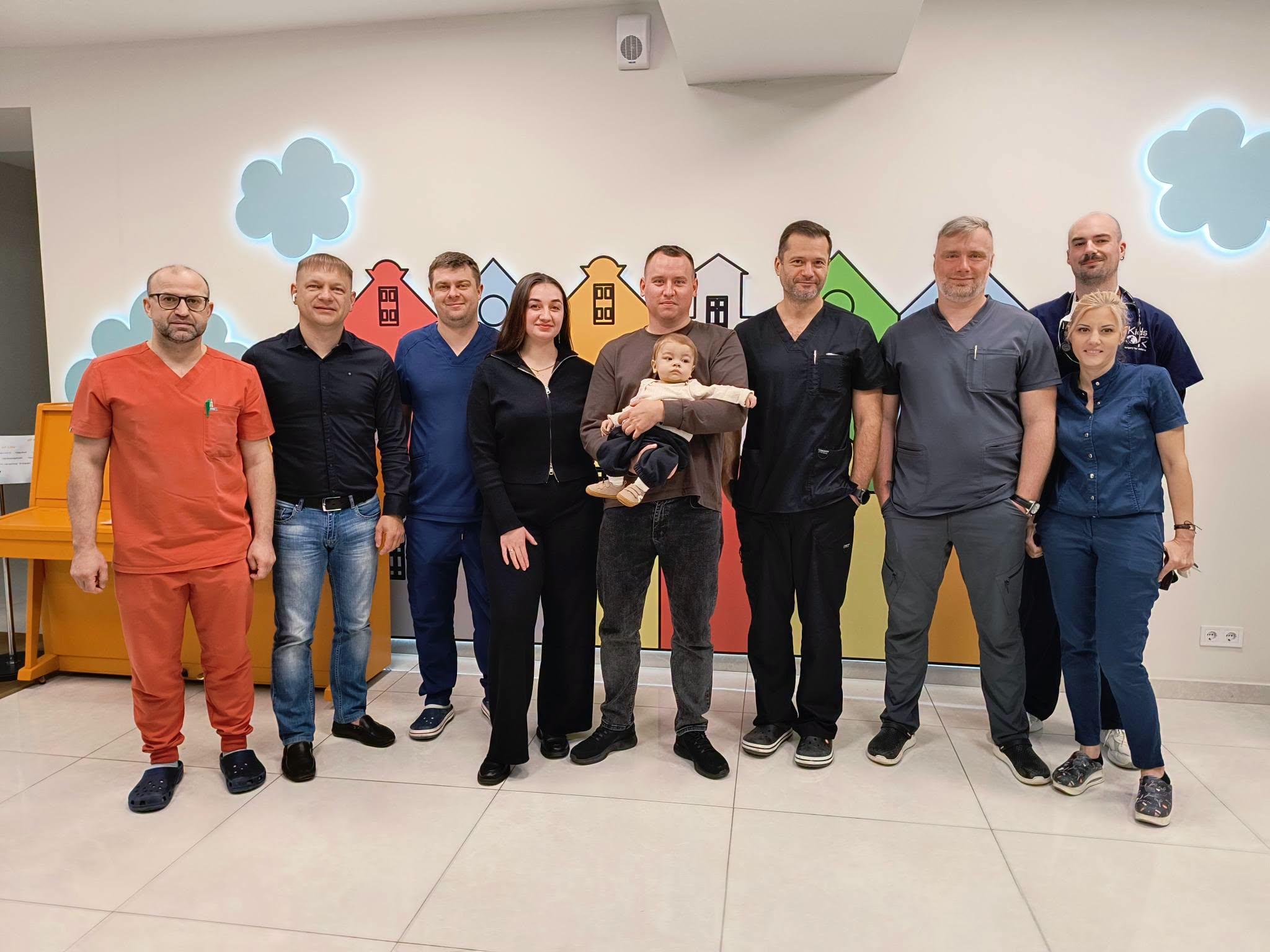 Семимісячному прикарпатцеві у Львові вперше пересадили печінку від донора-батька