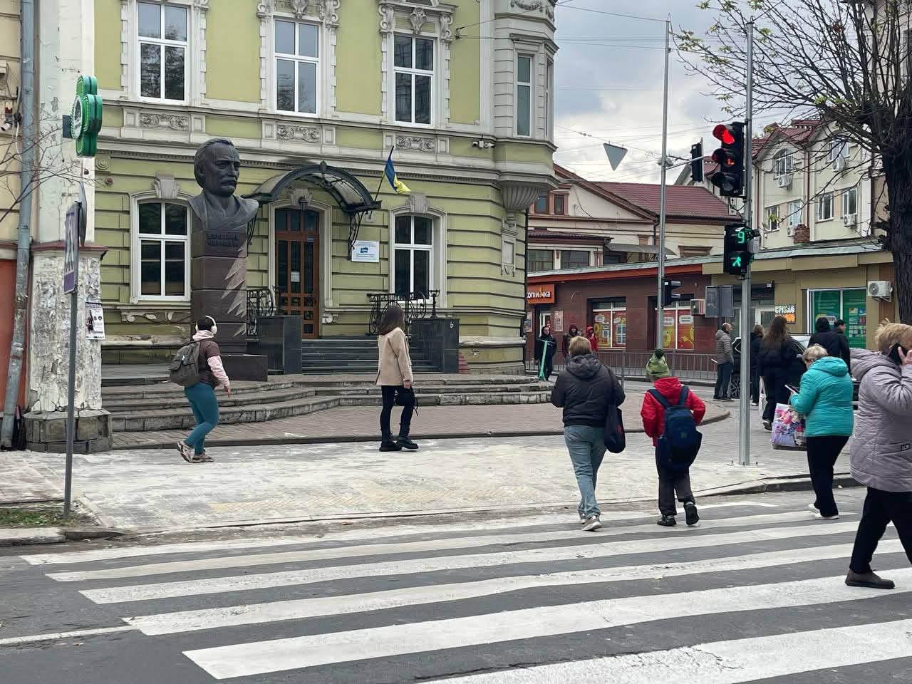 В Івано-Франківську облаштовують доступний пішохідний перехід біля пам’ятника Чорноволу