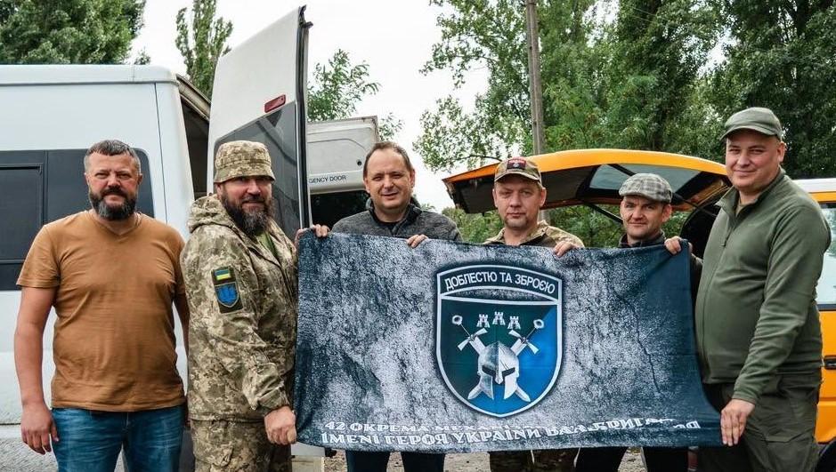 Франківські волонтери доставили на фронт допомогу на 6,5 мільйона