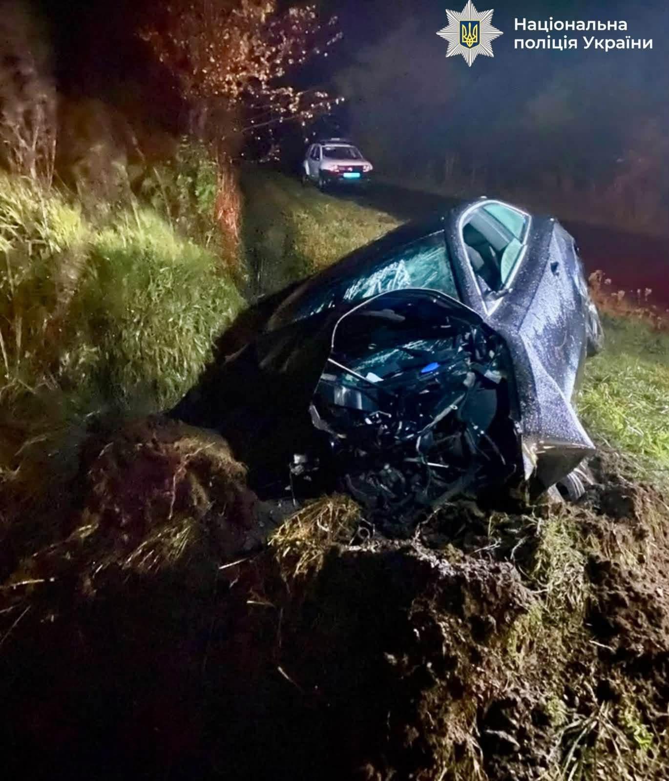 На Калущині Audi злетіла в кювет і врізалася в бетонну трубу: загинули двоє чоловіків