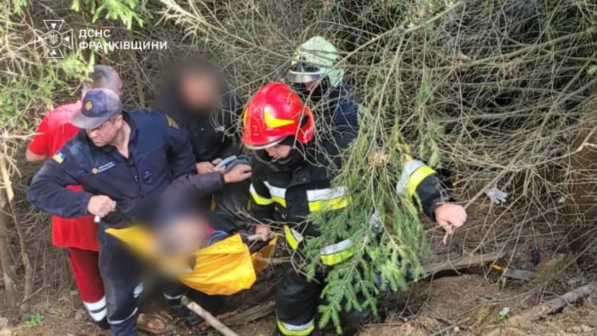 На Верховинщині водій авто з’їхав у кювет і врізався в дерево
