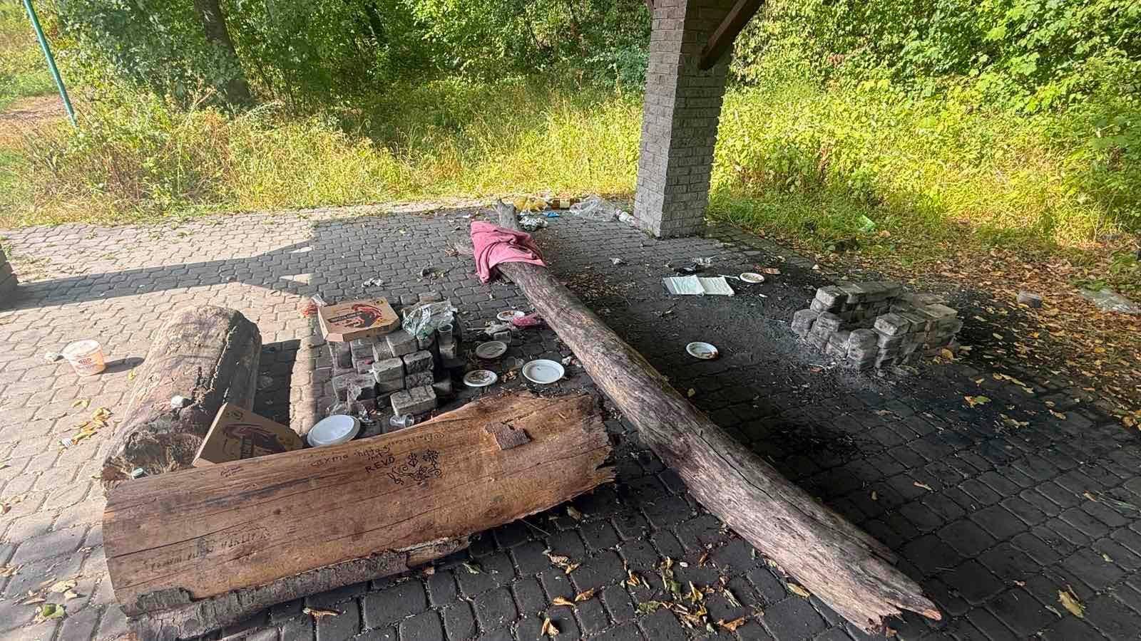 У Надвірній з бруківки на веломайданчику зробили мангал