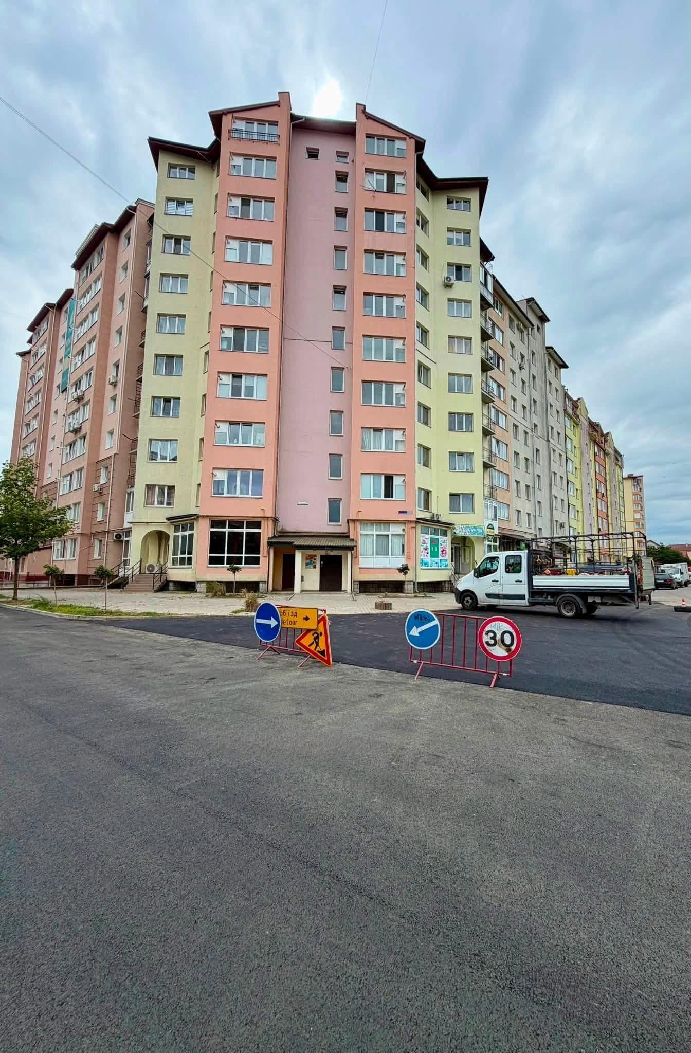 У Франківську на БАМі завершують ремонт дороги та облаштували новий дитячий майданчик