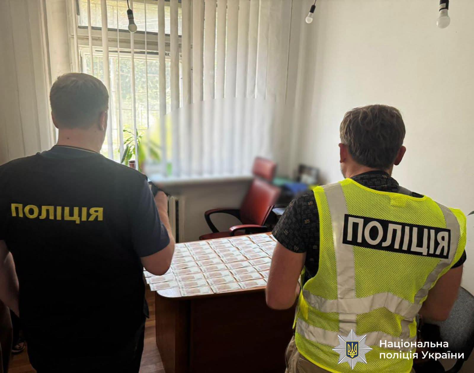 У Франківську депутата міськради затримали після одержання 60 тисяч гривень хабаря