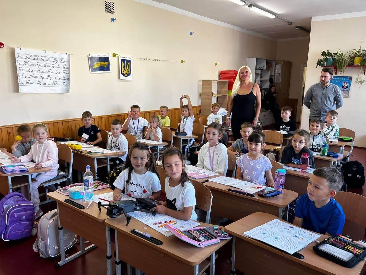 Замість квітів — донат на ЗСУ: у франківському ліцеї №23 зібрали гроші  для війська